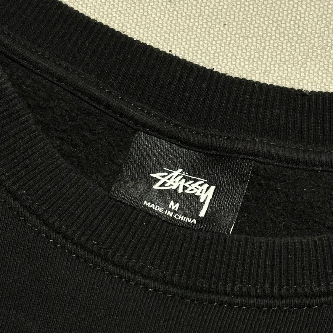 M 스투시 오렌지 로고 블랙 맨투맨  상품이미지4