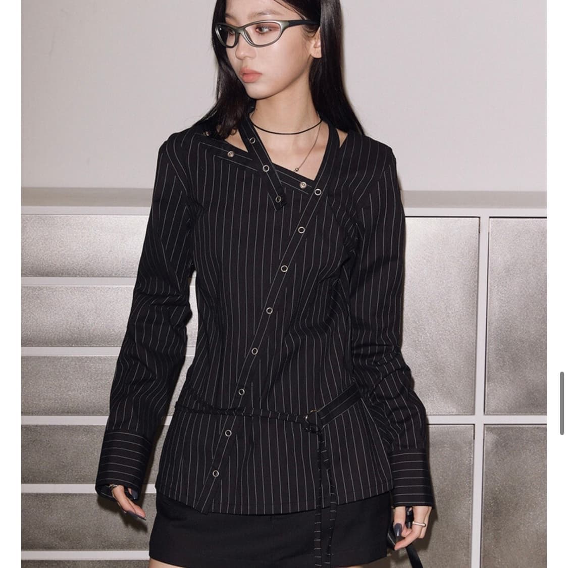 낫노잉 다이애그널 넥 스트랩 셔츠 상품이미지1