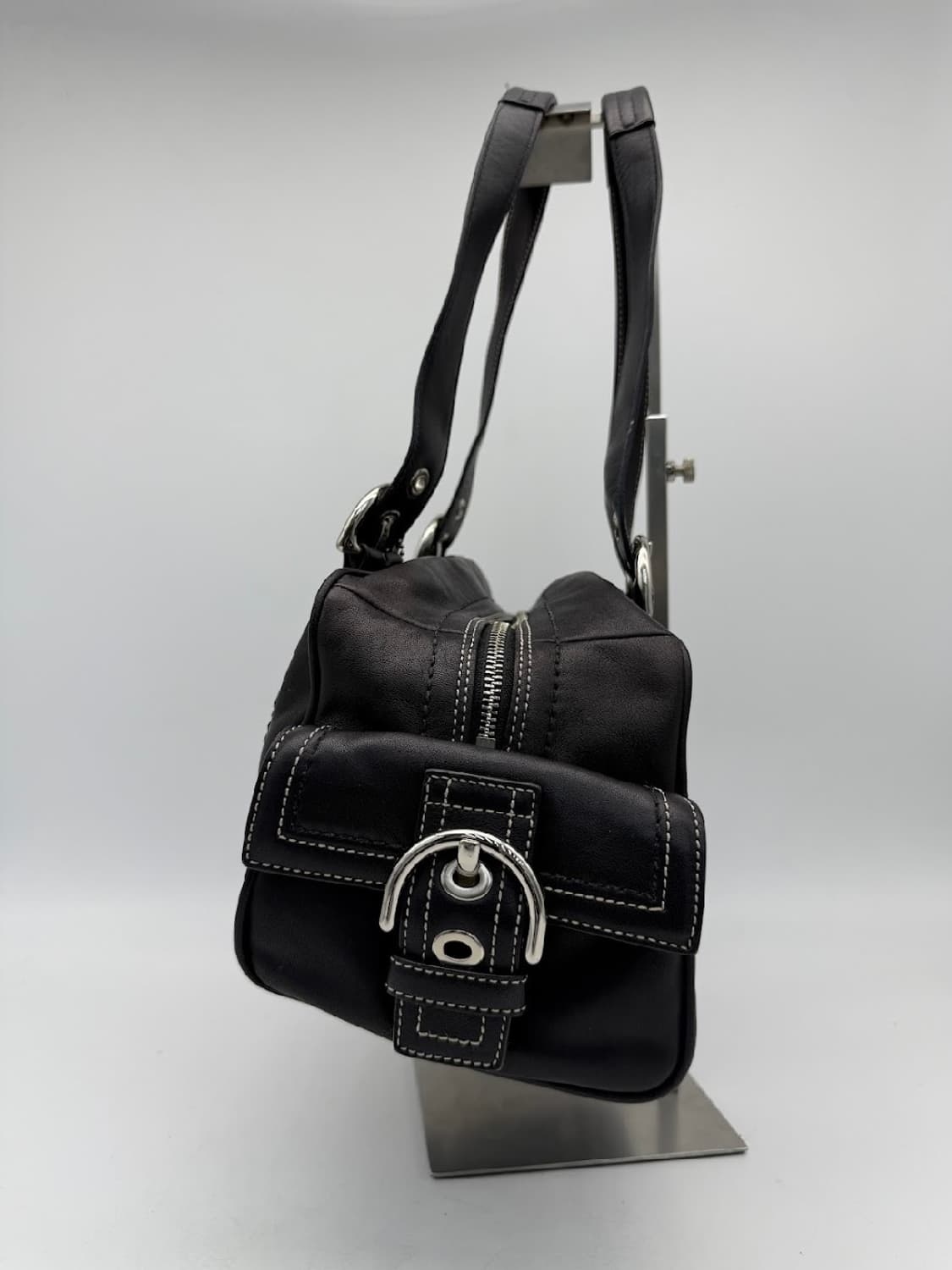 코치 정품 스티치 블랙 숄더백 상품이미지2