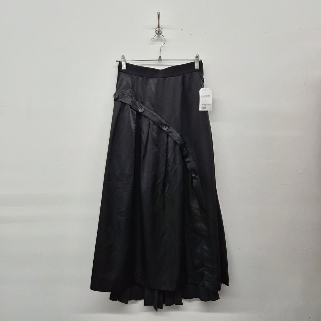 유나이티드 도쿄 블랙 버튼 디테일 롱 스커트 26in 상품이미지1