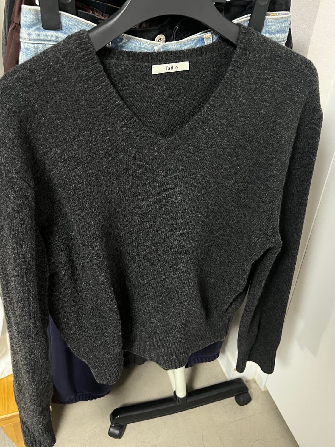 [1] 타일레 PARMA WOOL V-NECK SWEATER - 차콜 상품이미지2