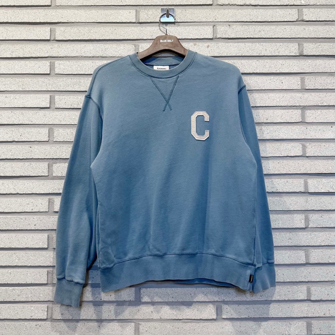 커버낫 프론트 자수 로고 맨투맨 블루 컬러 상품이미지1