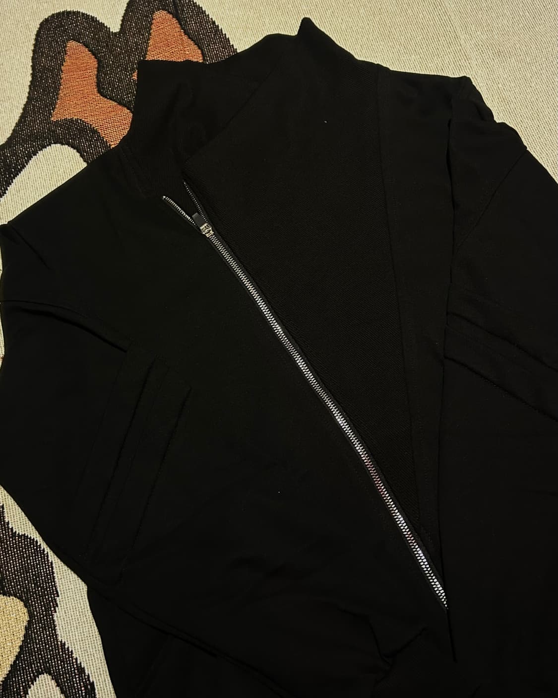 비대칭 사선 하이넥 집업 상품이미지3