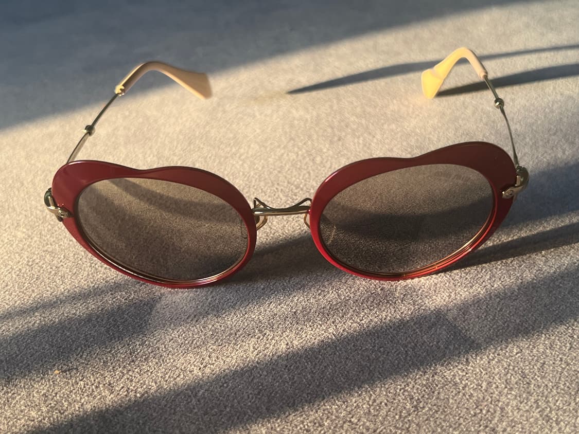 미우미우 레드 하트 선글라스  상품이미지2