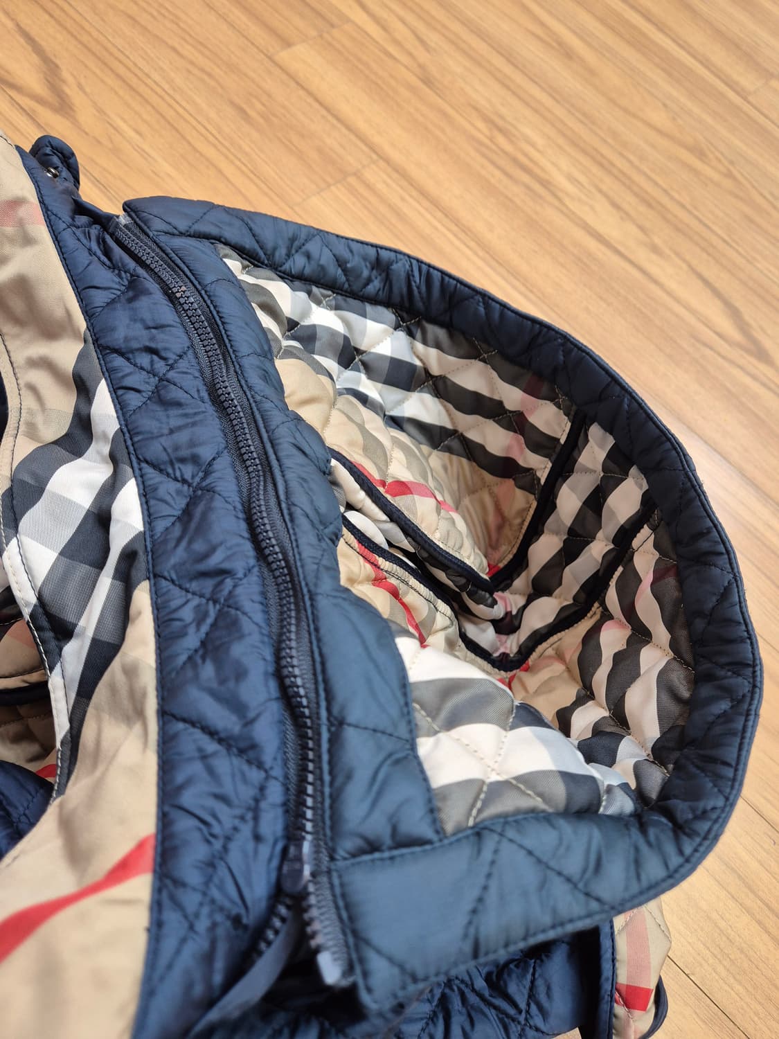 네이비 색상의 버버리 키즈 누빔 후드 자켓입니다. 겉감은 폴리아미드 소재 상품이미지7