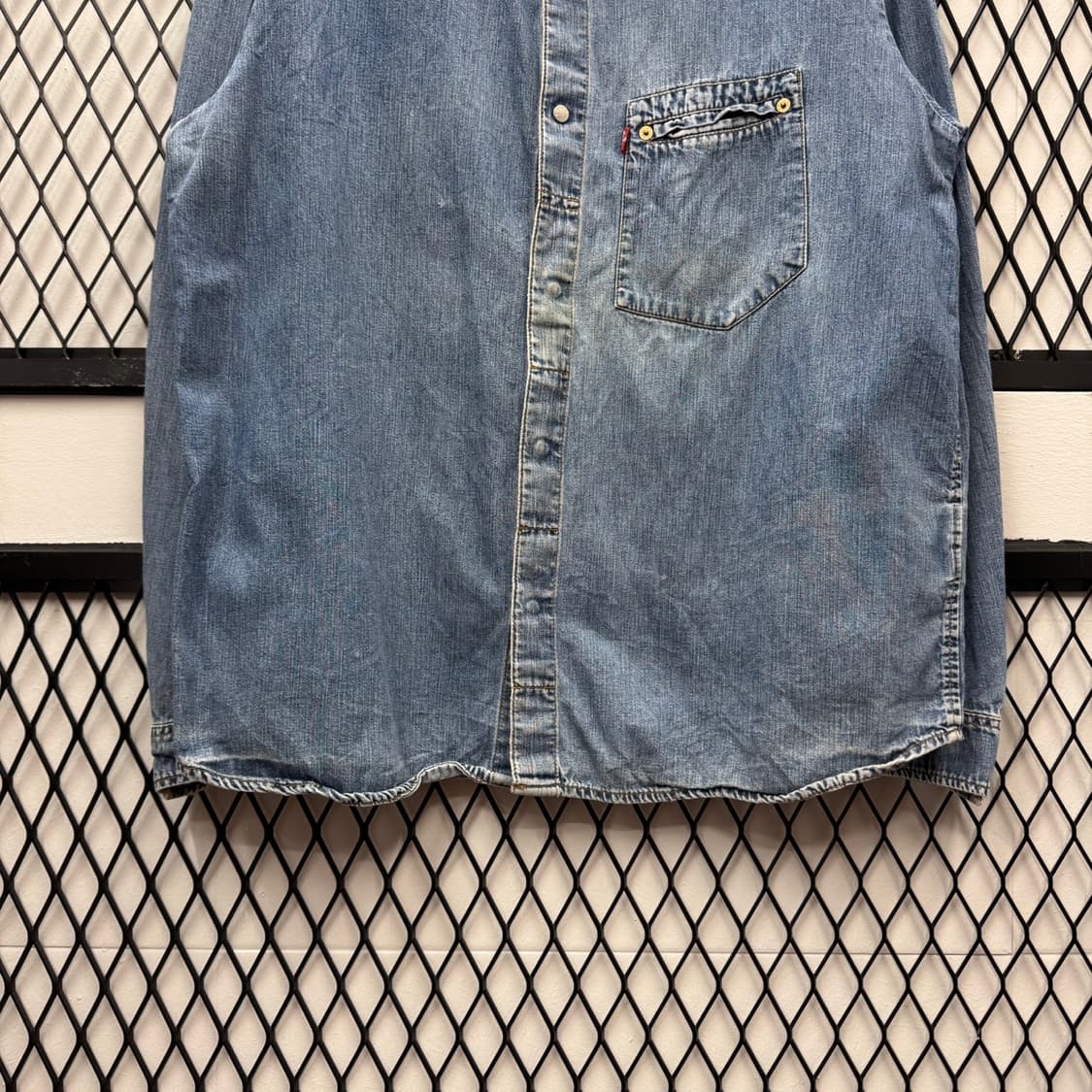 리바이스 레드탭 워싱 데님 셔츠 사선 포켓 버튼 디테일 레귤러핏 중청 상품이미지4