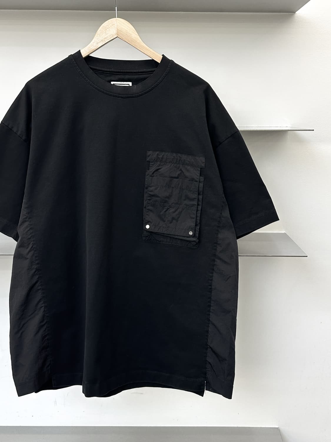 우영미 21SS 스퀘어 로고 나일론 포켓 티셔츠 상품이미지2