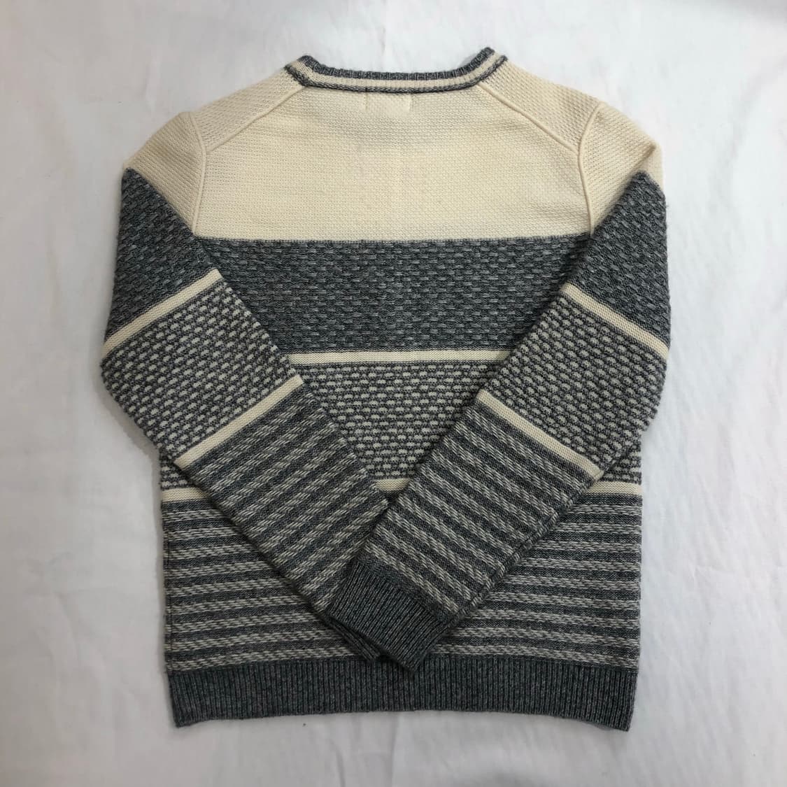 우영미 솔리드옴므 화이트 그레이 니트 상품이미지2