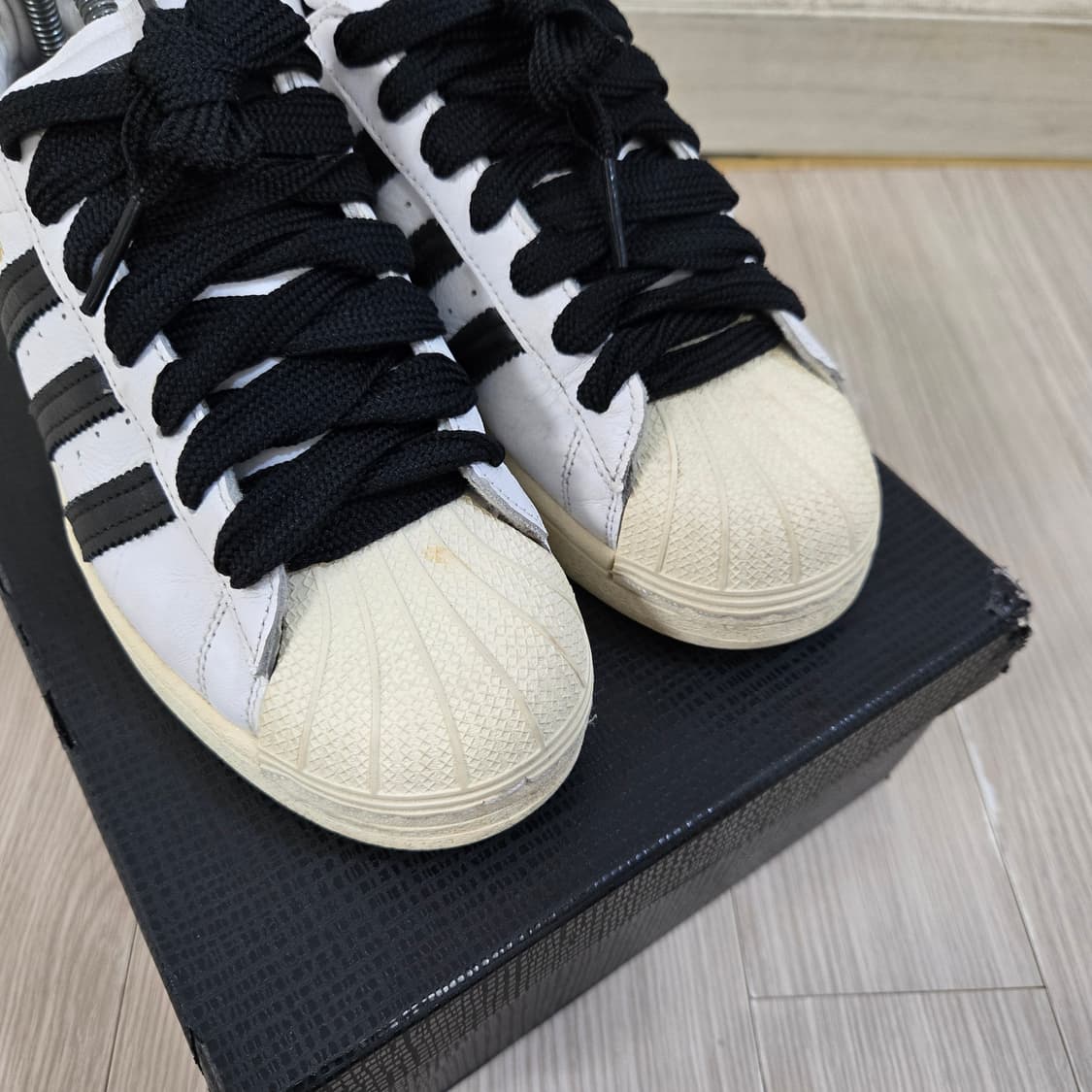 255 아디다스 슈퍼스타 레이스리스 흰검 상품이미지5