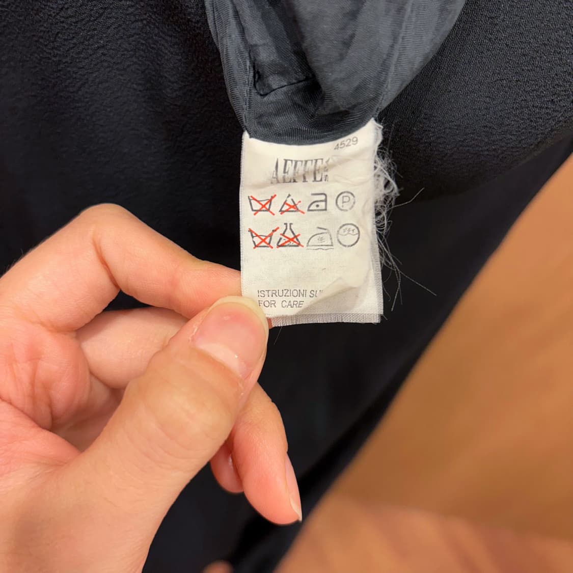 모스키노 칩앤시크 브이넥 슬리브리스 롱 원피스 러플 숄더 디테일 블랙 상품이미지9