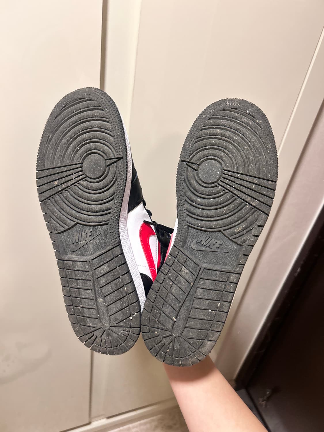 조던 1 미드 블랙 파이어 레드 240 상품이미지4