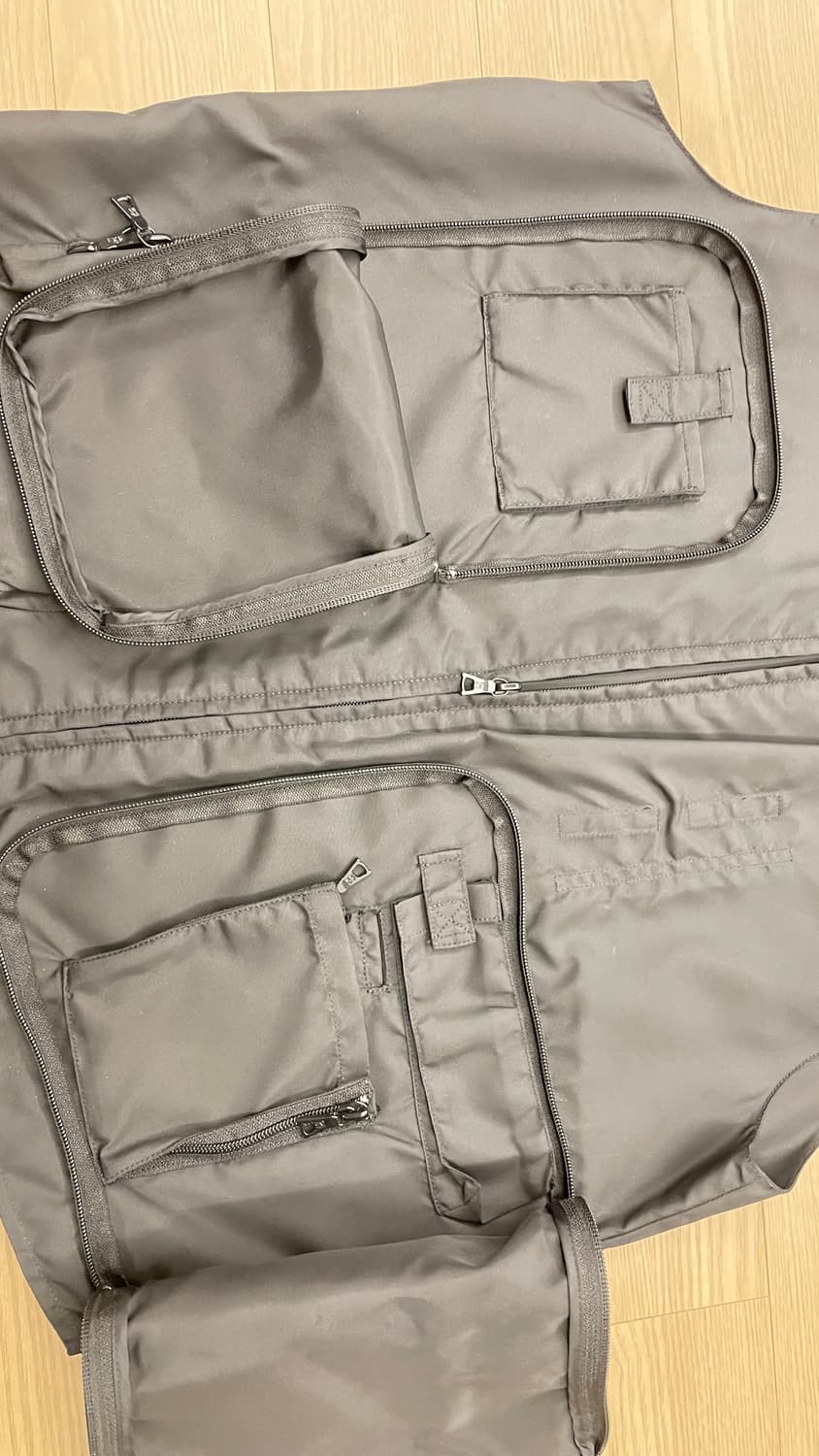 DKNY tech multi pocket vest 남성 블랙 포켓 베스트 상품이미지4