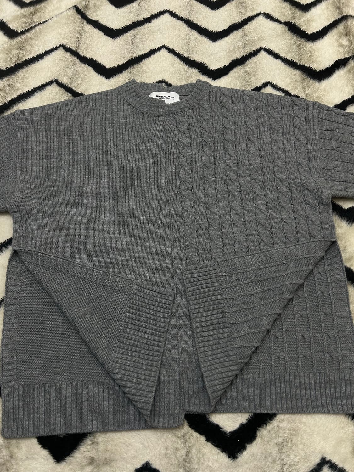 [L]노매뉴얼 비대칭 케이블 오버핏 트님 니트/그레이 상품이미지4