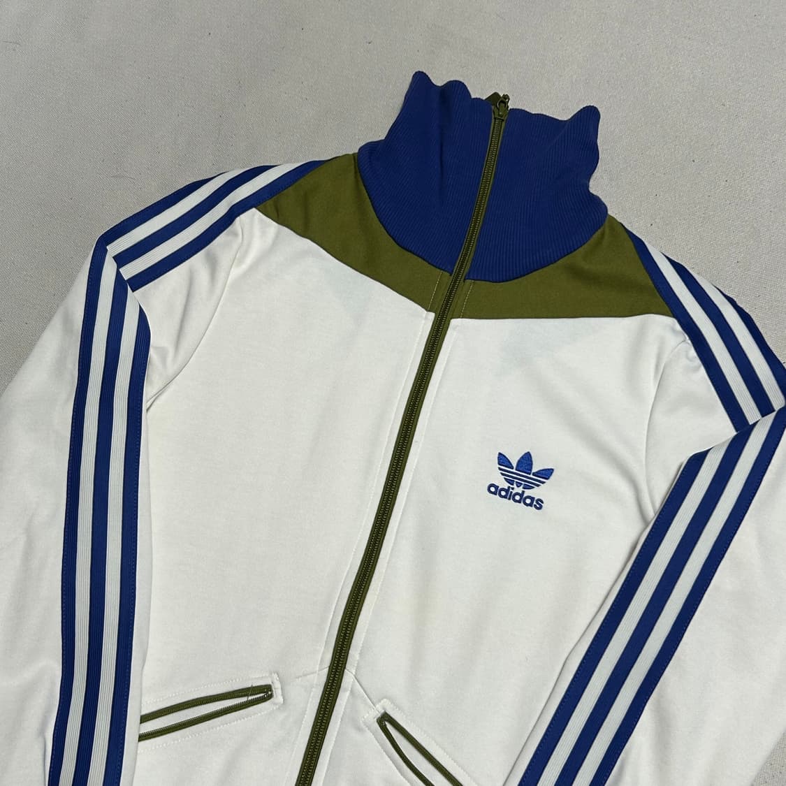 90 아디다스 여성용 화이트 블루 카키 배색 트랙탑 상품이미지1