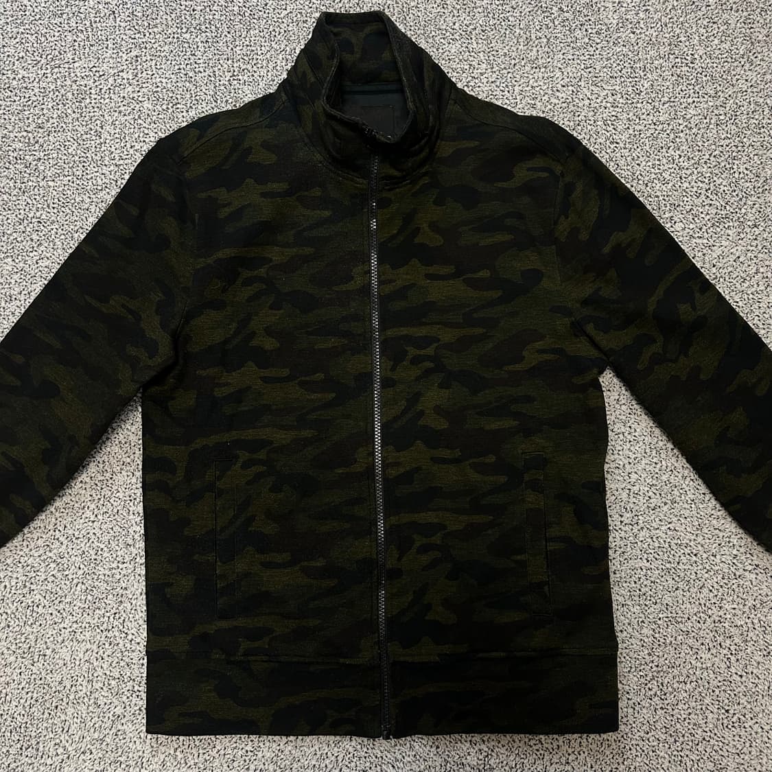 Banana Republic Dark Camo Zip-up Jacket. 상품이미지2