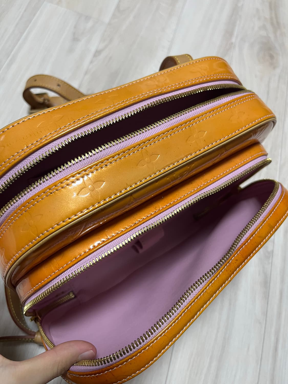 루이비통 모노그램 베르니 말리 백팩 마시멜로 핑크 페이턴트 상품이미지3