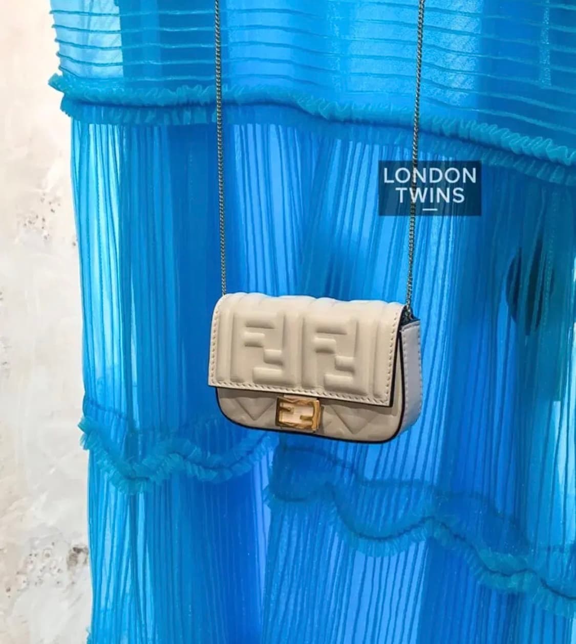 [미개봉 새상품] 펜디 23 FF 나노 바게트 참백 화이트 상품이미지3