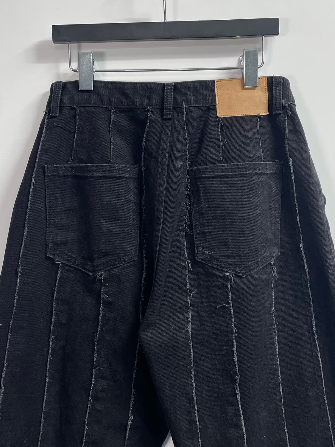 마땡킴 컷팅 루즈 블랙 데님팬츠 (onp.36) 상품이미지4