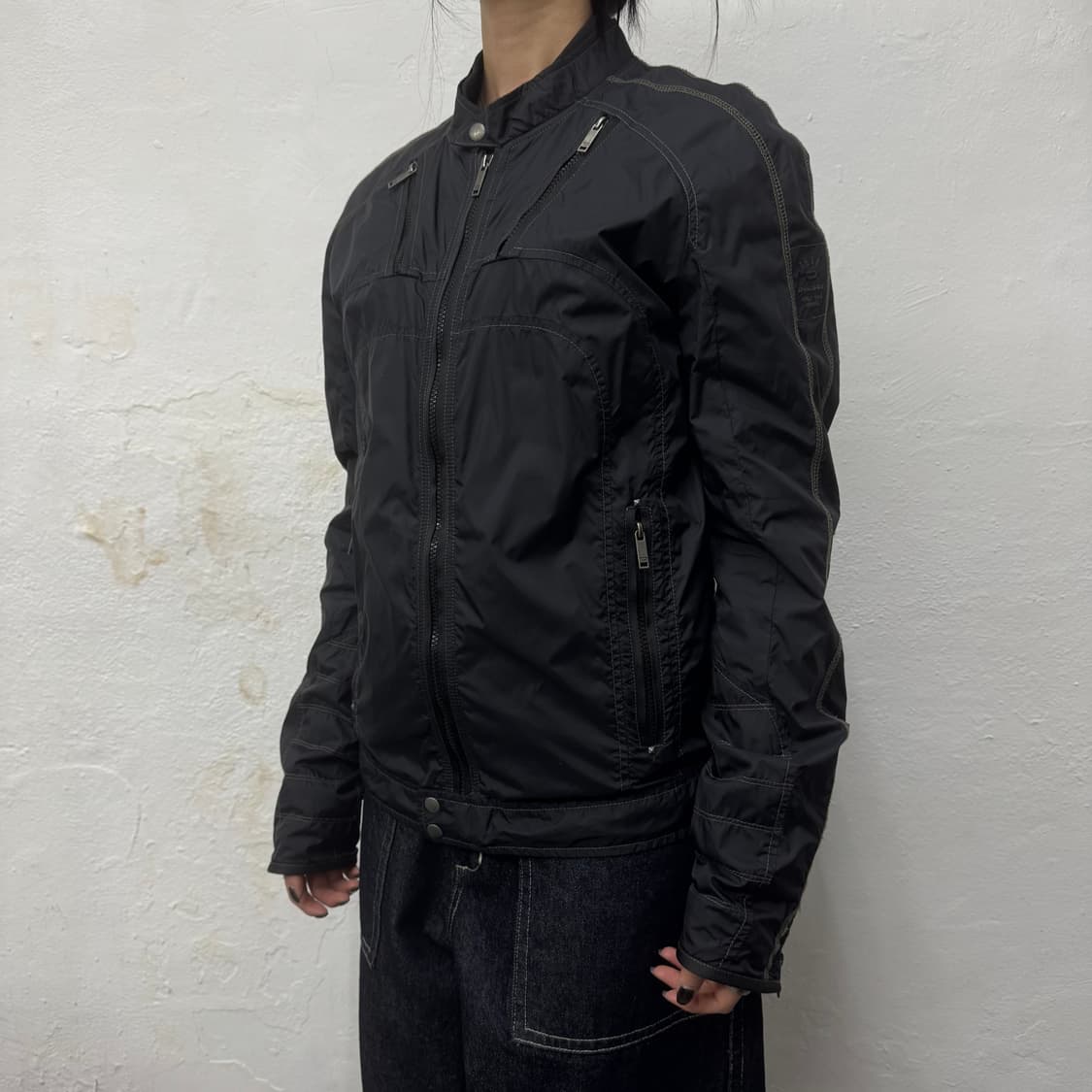 디젤(DIESEL) 블랙컬러 스티치 테크니컬 나일론 라이더스 자켓 상품이미지1