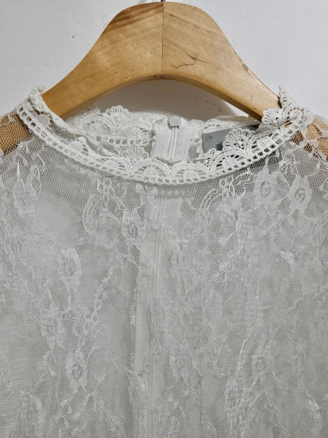 티파니앤 화이트 레이스 긴팔 블라우스 상품이미지3