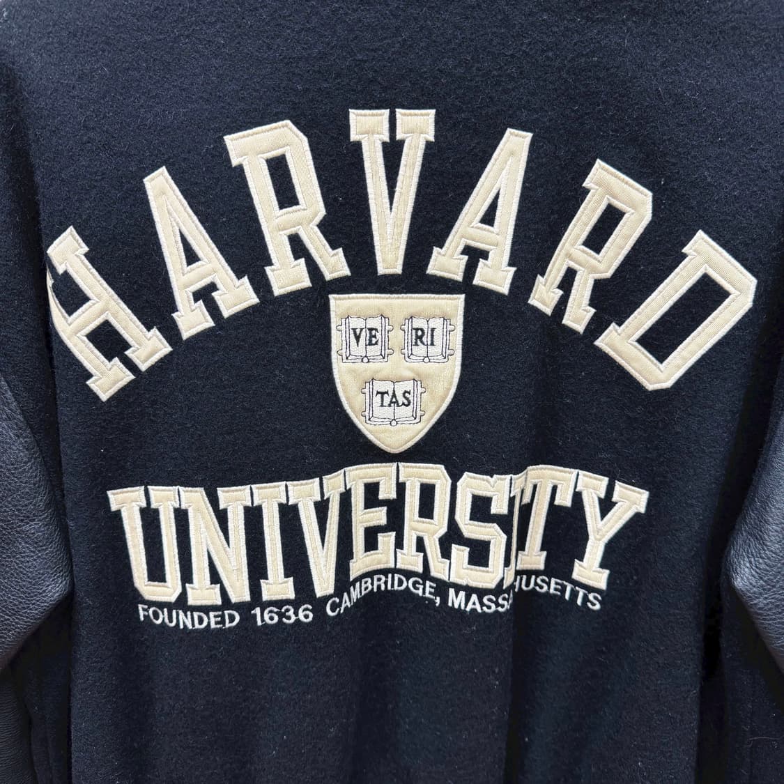 하버드 유니버시티 바시티 자켓 레더 슬리브 배색 로고 자수 디테일 블랙 상품이미지7