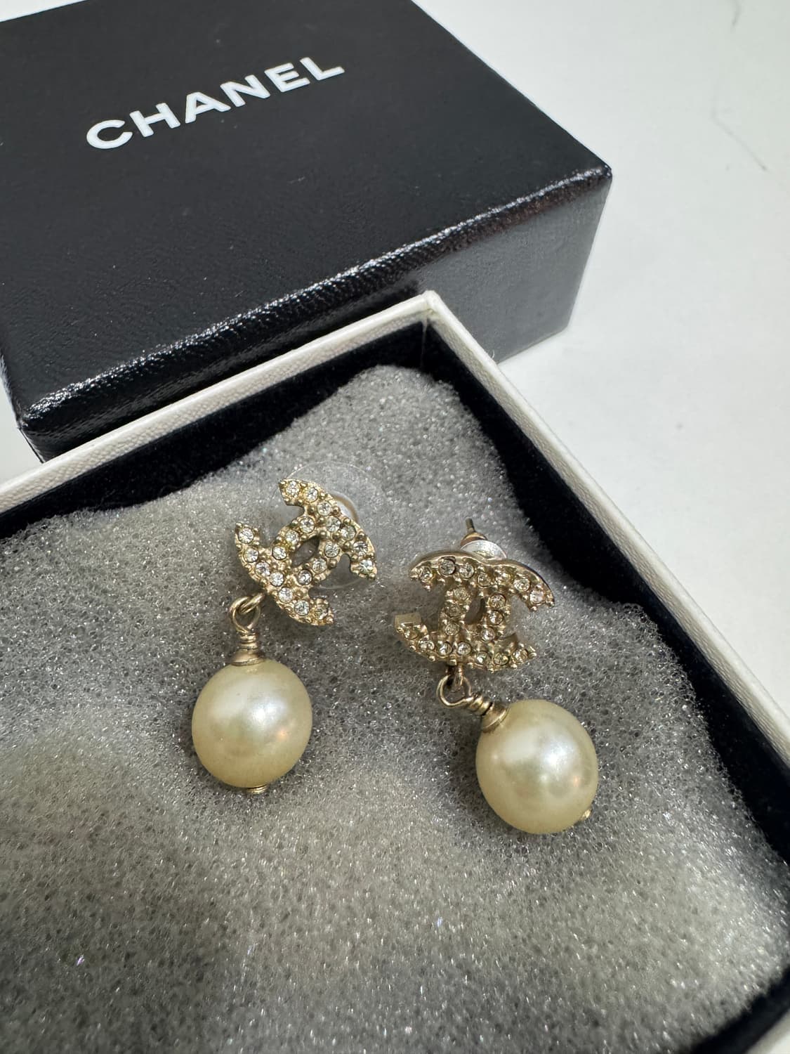 샤넬 CC 로고 진주 드롭 귀걸이 정품 상품이미지1