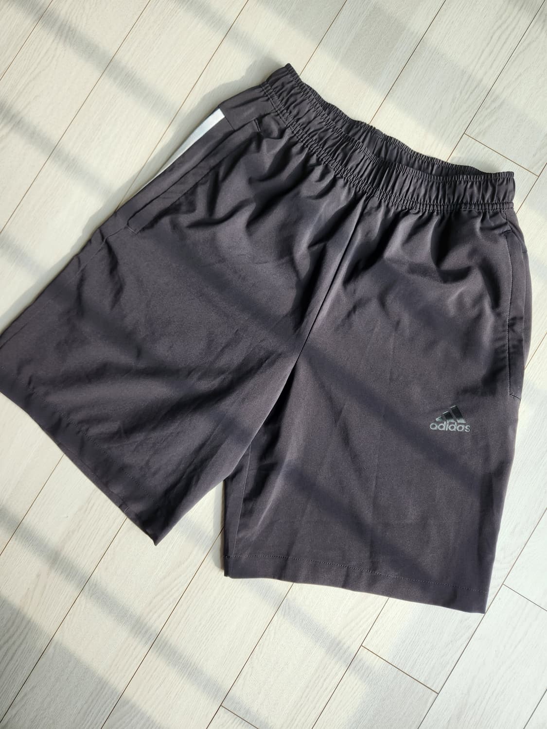 새상품급)아디다스 쇼트 러닝반바지 사이즈S

블랙이라 실제로보면 잘안보이 상품이미지1