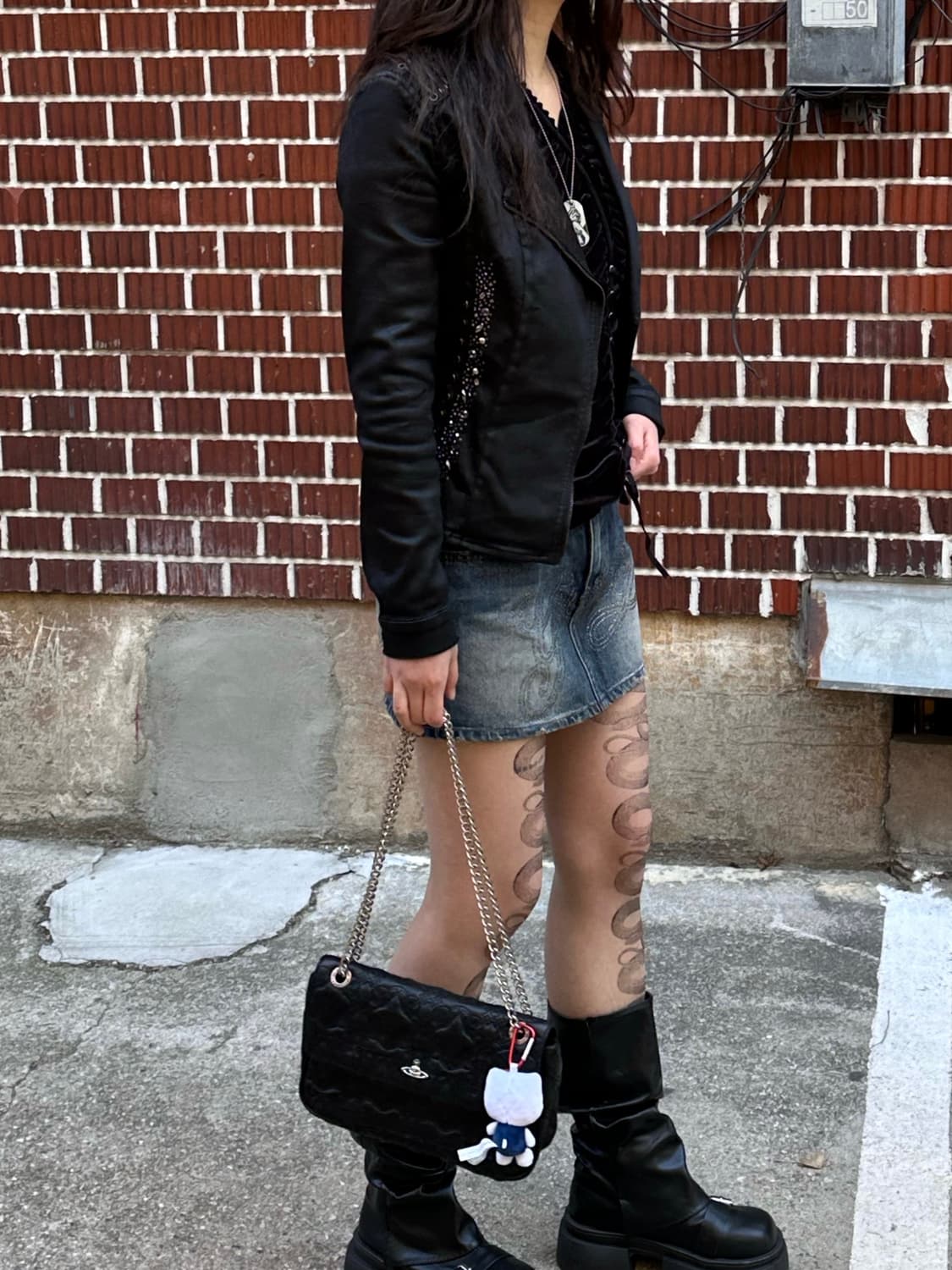 게스 자켓 아일렛 벨벳 롱슬리브 큐빅 데미지 미니 스커트 코디 상품이미지4