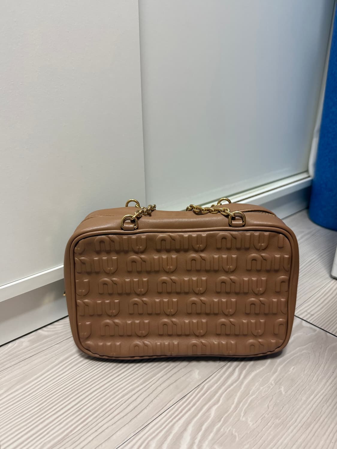 미우미우 로고 엠보싱 가죽 탑 핸들백 브라운 상품이미지5