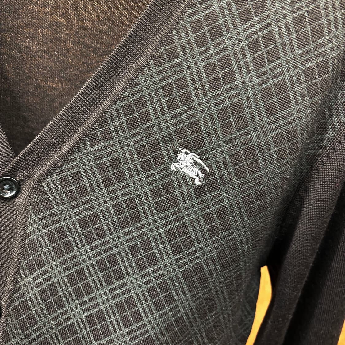 버버리 블랙라벨 브이넥 가디건 타탄 체크 로고 자수 디테일 블랙 상품이미지6