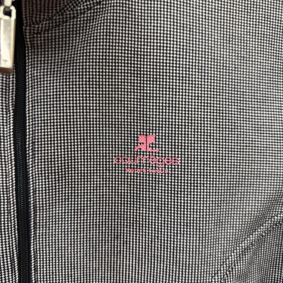 꾸레쥬 하이넥 7부 집업 자켓 마이크로 패턴 핑크 로고 자수 디테일 블랙 상품이미지6