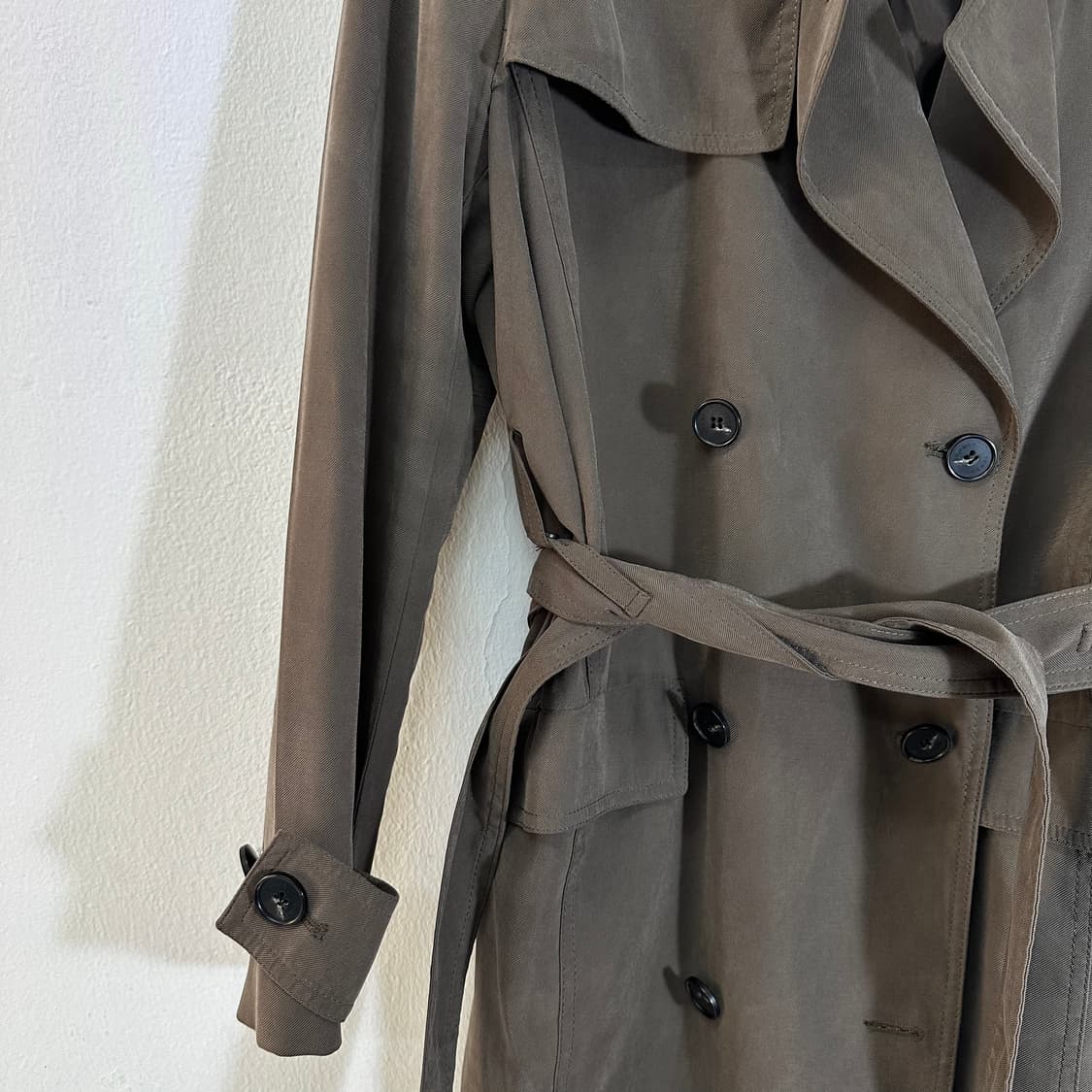 우먼OS 스튜디오톰보이 카키그레이 루즈핏 로브 더블트렌치코트 상품이미지3