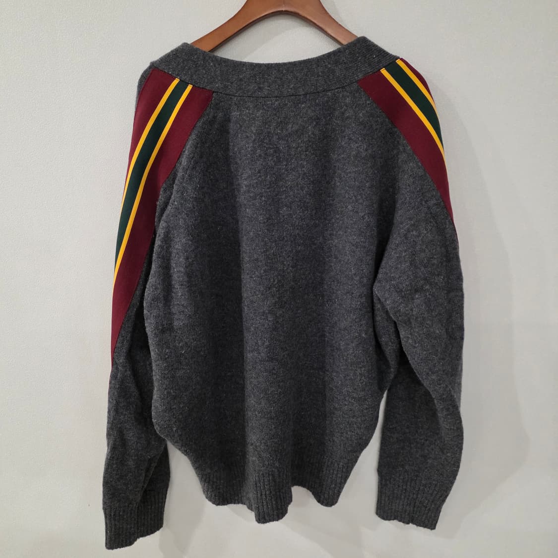 산드로 V넥 니트 회색/버건디 배색 상품이미지7