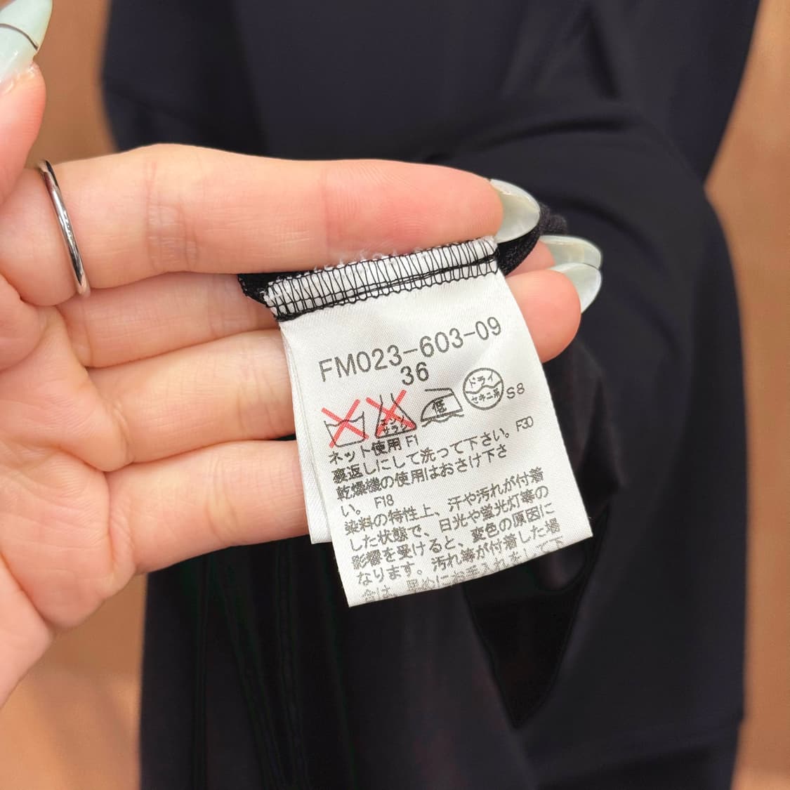 버버리 런던 슬리브리스 미디 원피스 로고 자수 허리 절개 디테일 블랙 상품이미지8