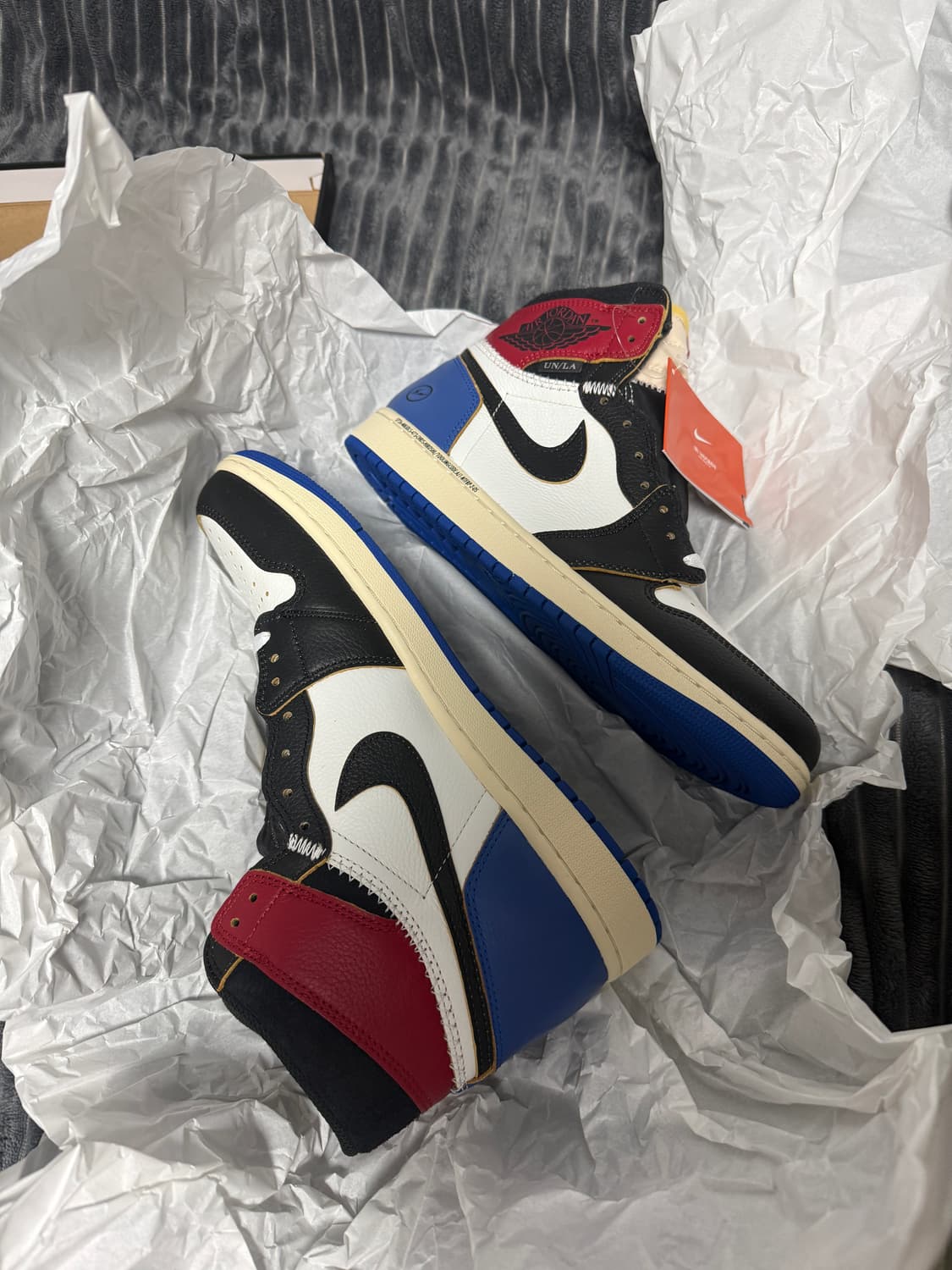 조던1x프라그먼트x유니온LA 블랙 앤 바시티 레드 285사이즈 상품이미지1