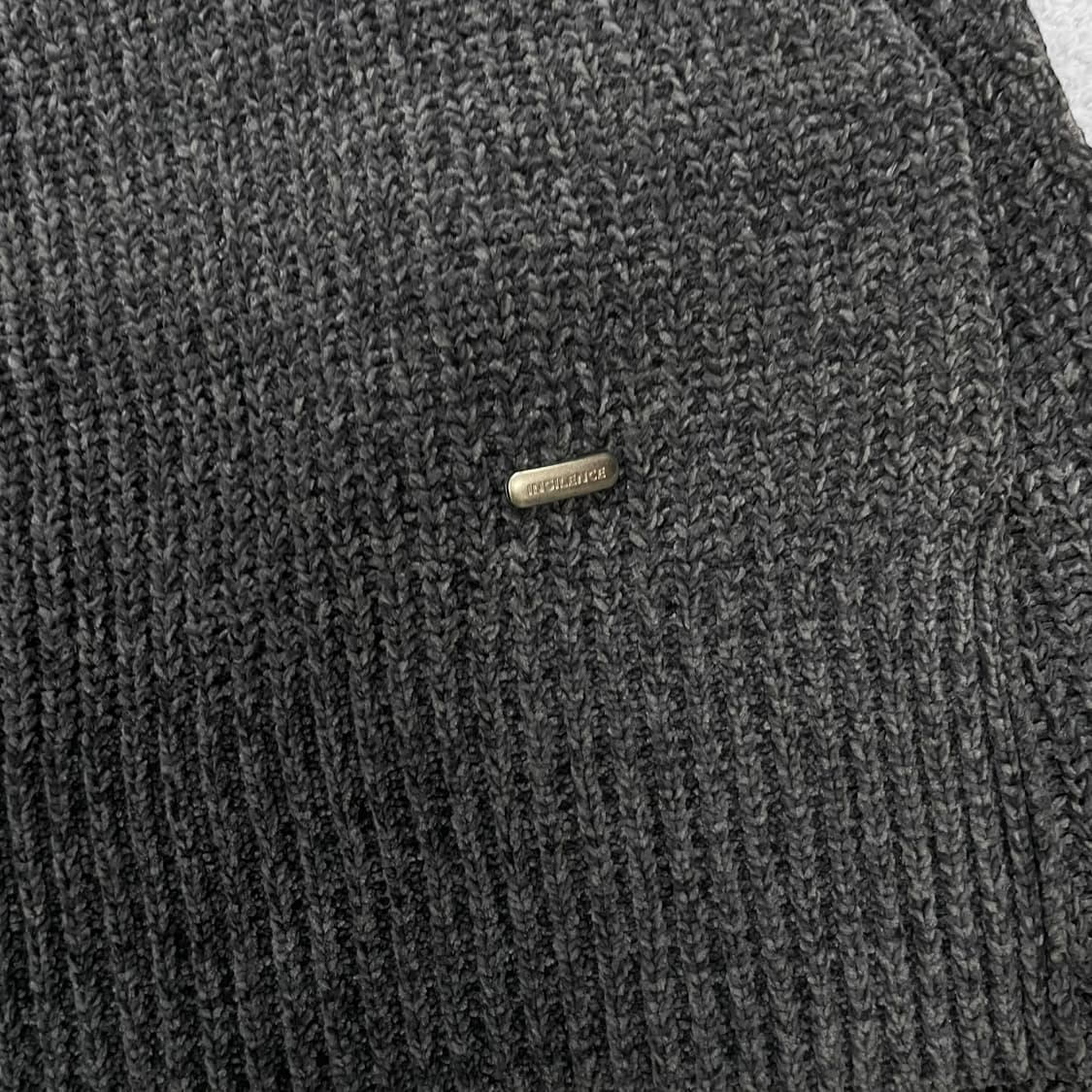 인사일런스 벨로아 얀 크루넥 니트 차콜 상품이미지4