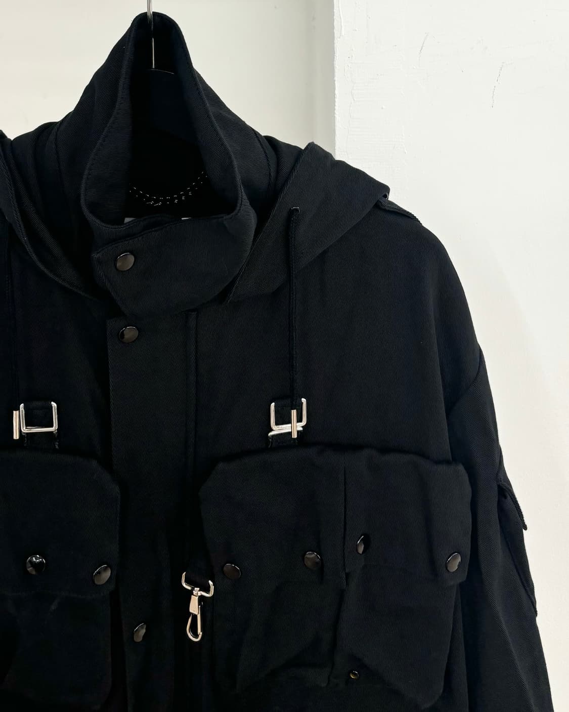 산드로 옴므 20FW 멀티포켓 블랙 사파리 자켓 상품이미지4