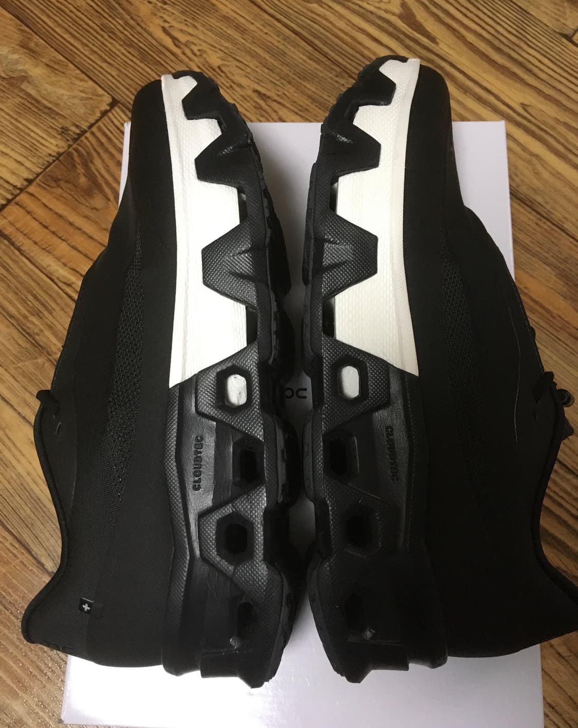 온러닝 파프 클라우드몬스터 하이퍼 블랙 판매합니다 상품이미지5