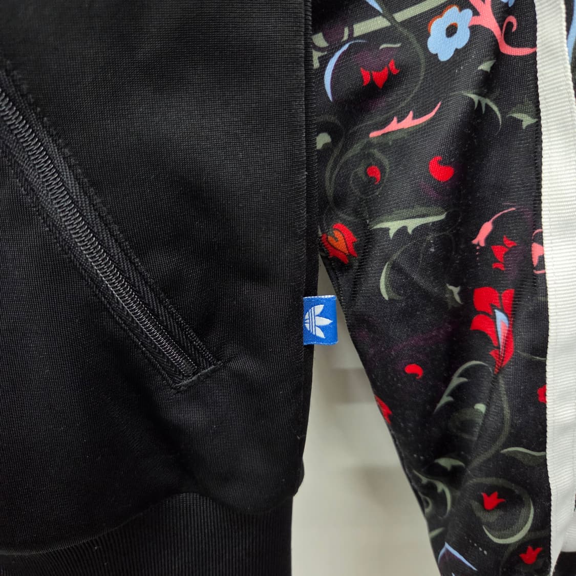 아디다스져지 블랙 플라워 트랙탑 여성s 상품이미지5