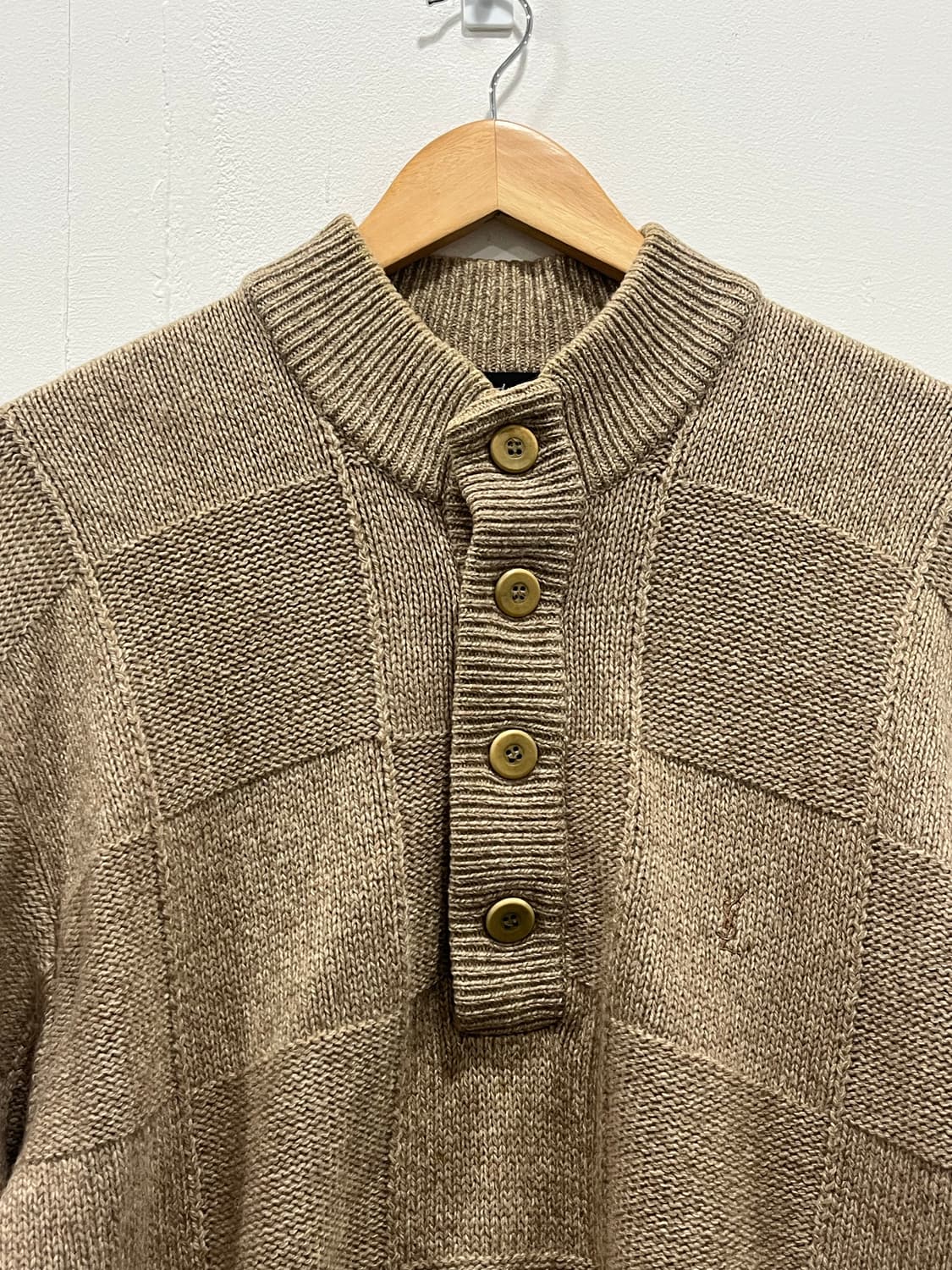 입생로랑 울 100% 자수로고 버튼 니트 L 상품이미지4