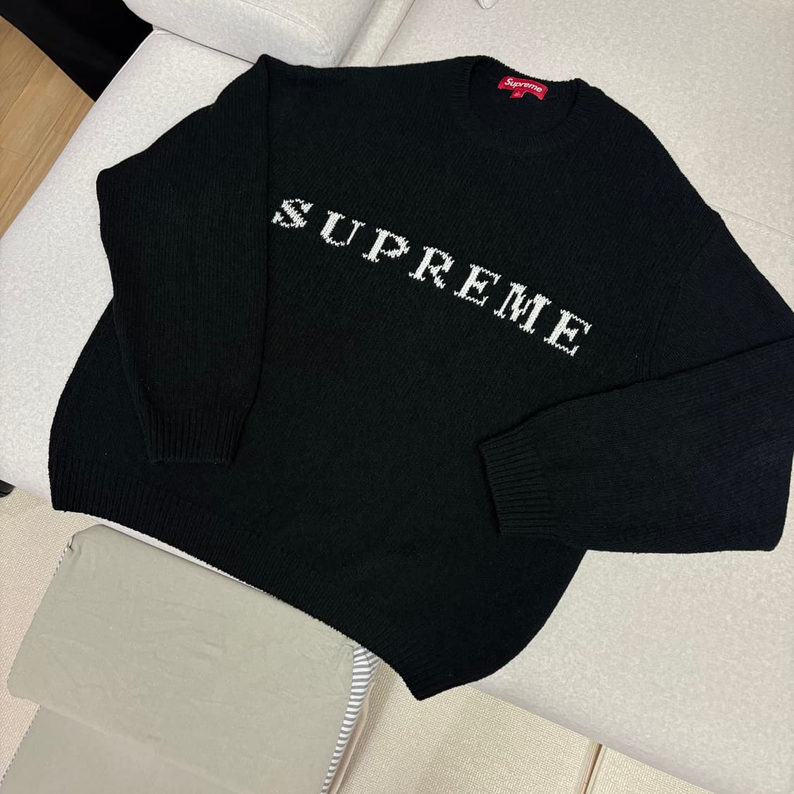 슈프림 콘트라스트 로고 스웨터 블랙 - 25FW 상품이미지2