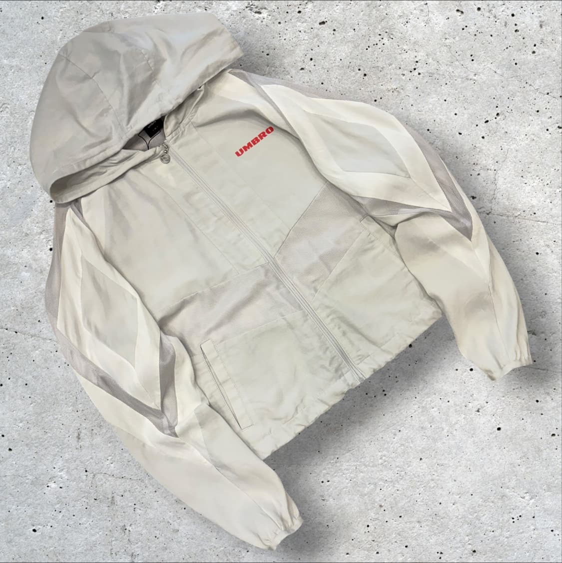 [85] 엄브로 매쉬 후드 바람막이 화이트 그레이 D515 상품이미지2