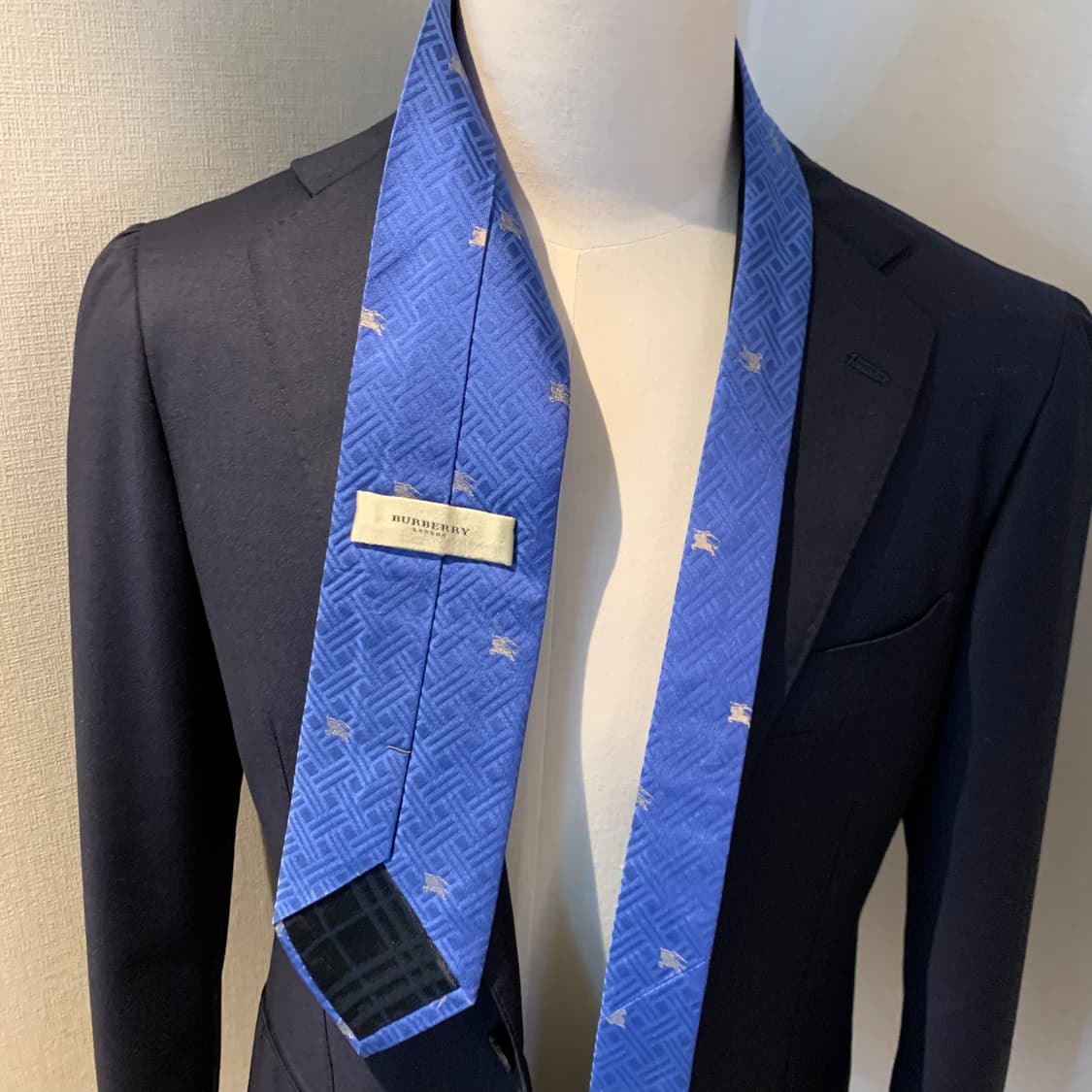 버버리(BURBERRY) 블루컬러 모노그램 신형 명품넥타이 최상급 상품이미지2