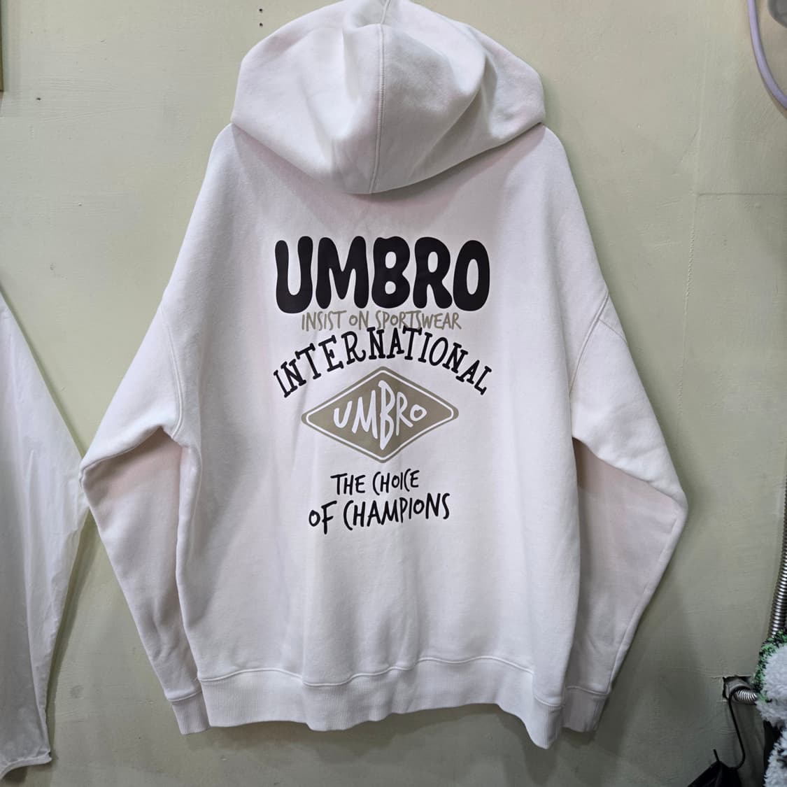 [105] UMBRO 뉴 레터링 기모 후드티 (오프화이트) 상품이미지3