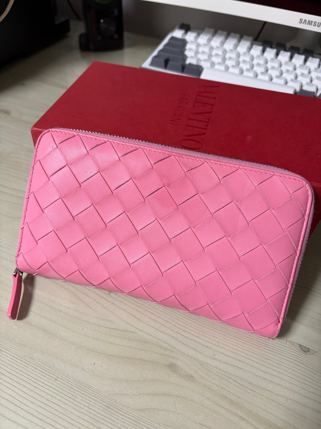 보테가 베네타 핑크색 인트레치아토 지퍼형 장지갑 상품이미지1