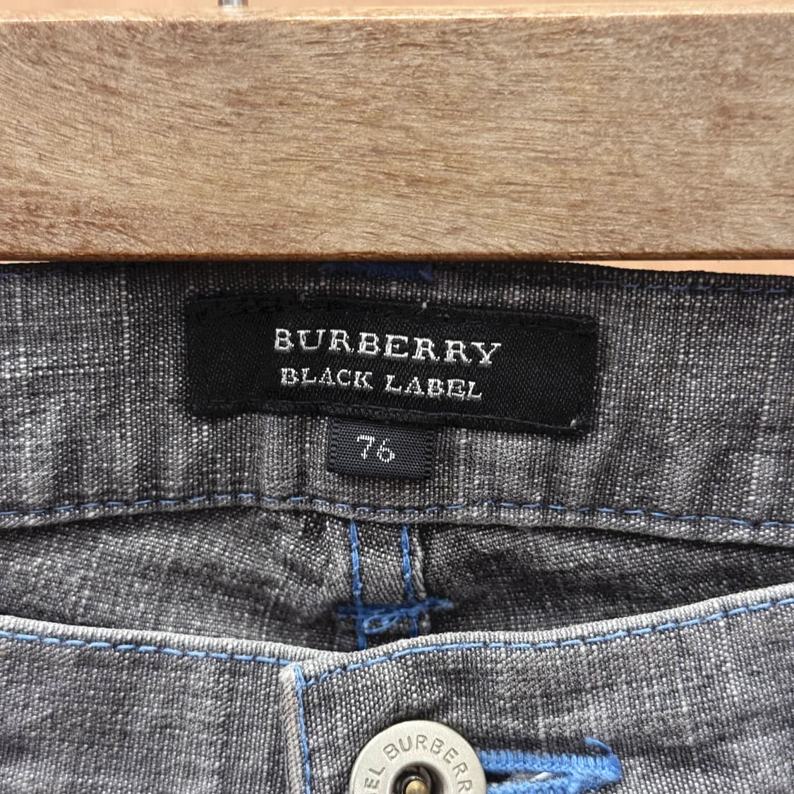 버버리 블랙 라벨 데님 팬츠 워싱 5포켓 로고 자수 디테일 그레이 상품이미지7