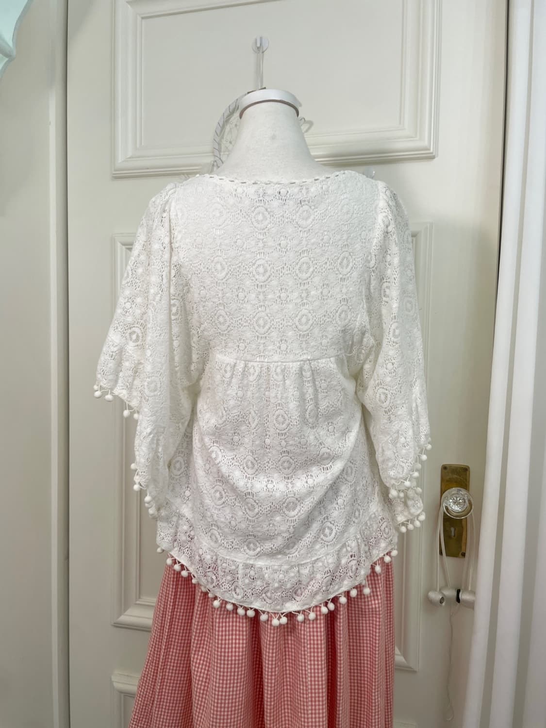 white lace cotton pompom blouse(size-M) 상품이미지5