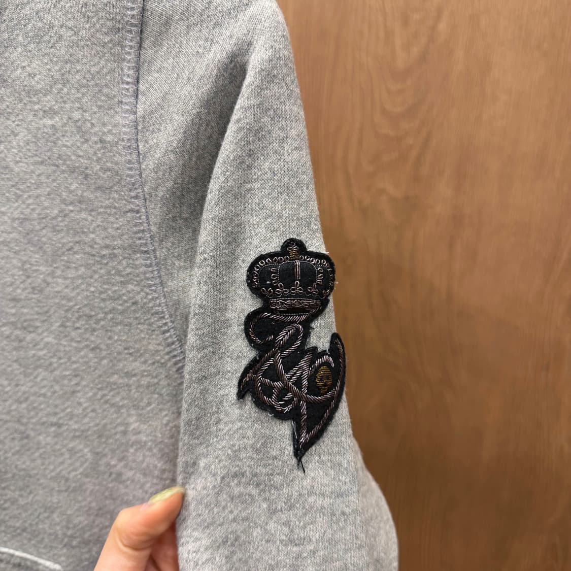 쟈딕 앤 볼테르 후드 집업 자켓 크라운 이니셜 자수 패치 디테일 그레이 상품이미지6