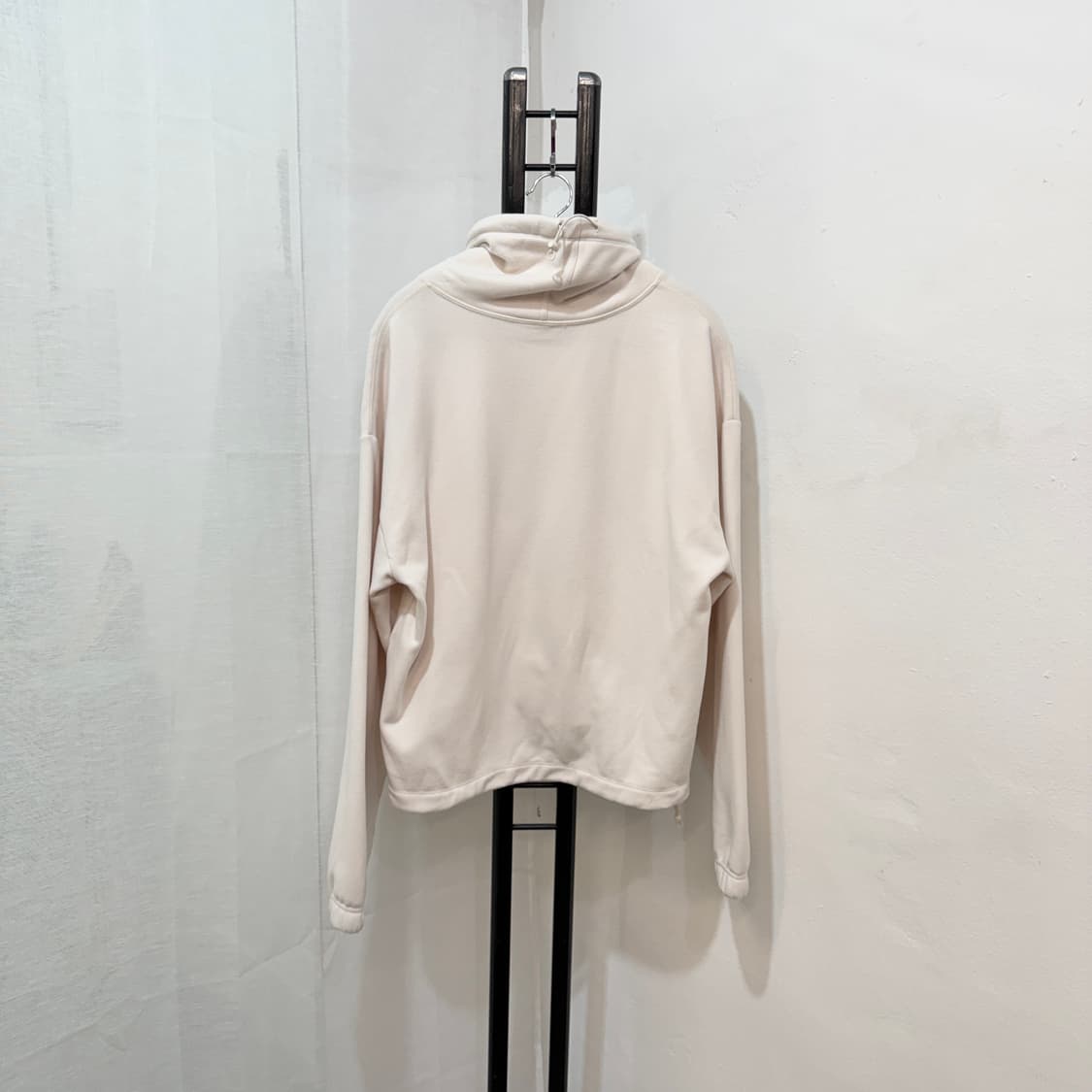 (4)안다르 andar 하이넥 스트링 아이보리 맨투맨 스웻셔츠 4066 상품이미지4