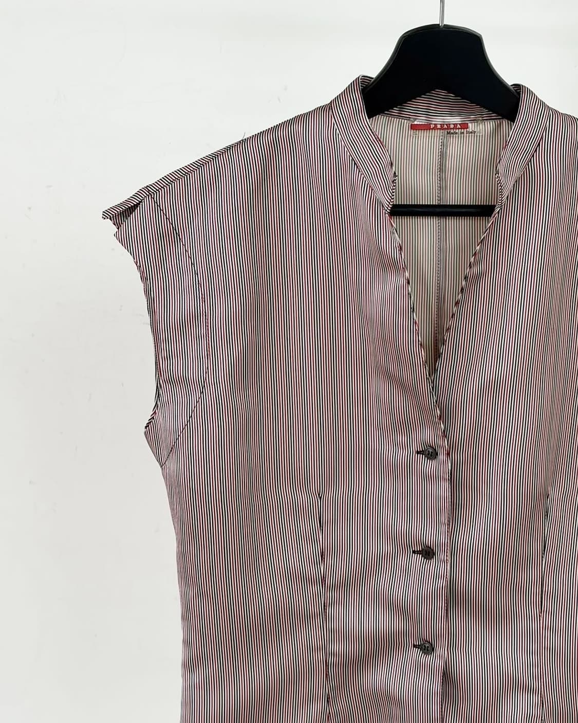 프라다 레드탭 레드 블랙 스트라이프 브이넥 슬리브리스 베스트  상품이미지2